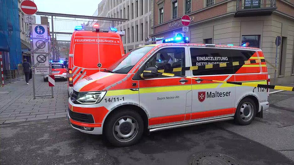Am Donnerstag rückt die Polizei mit einem Großaufgebot nach Esslingen aus. Dort berichten Zeugen von Knallgeräuschen. Nach ersten Informationen gibt es zwei Tote und eine verletzte Person Am Donnerstag rückt die Polizei mit einem Großaufgebot nach Esslingen aus. Dort berichten Zeugen von Knallgeräuschen. Nach ersten Informationen gibt es zwei Tote und eine verletzte Person