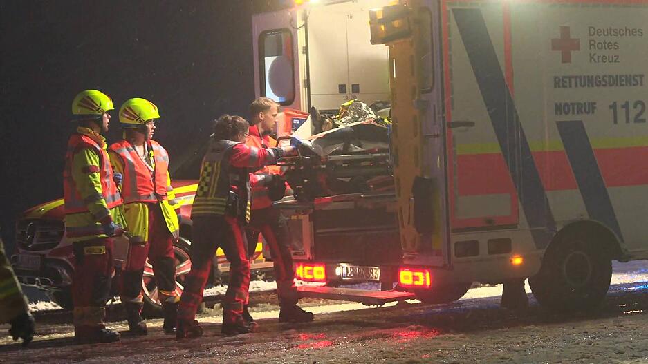 In Hochdorf-Hemmingen im Landkeis Ludwigsburg kommt es am Donnerstagabend zu einem Busunfall. Der Bus ist laut Polizei umgekippt und im Graben gelandet. 
Es gibt mehrere Verletzte, eine Person eingeklemmt, die Rettungskräfte sind im Einsatz.