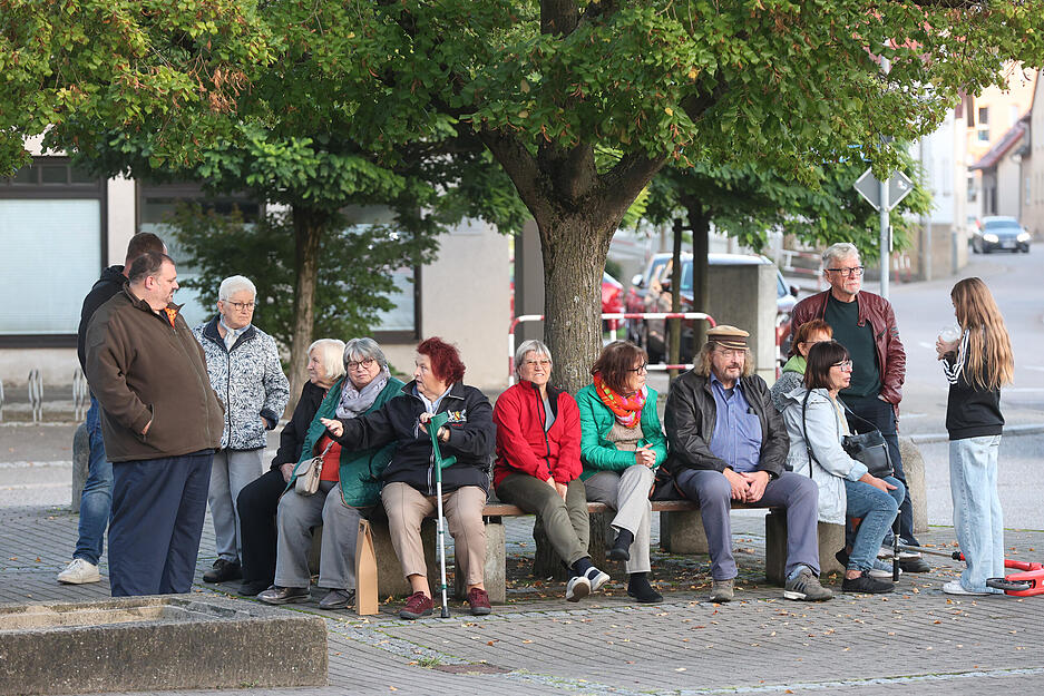 Vor dem Alten Rathaus in Gemmingen ist zur Feier der Wiederwahl von Bürgermeister Timo Wolf eine kleine Feier veranstaltet worden.