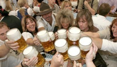 Lust und Frust beim Bier: Obwohl auf dem Volksfest kräftig getrunken wird, stoßen sich manche am Bierpreis. Foto: dpa Lust und Frust beim Bier: Obwohl auf dem Volksfest kräftig getrunken wird, stoßen sich manche am Bierpreis. Foto: dpa