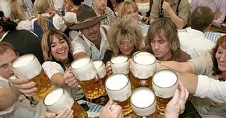 Lust und Frust beim Bier: Obwohl auf dem Volksfest kräftig getrunken wird, stoßen sich manche am Bierpreis. Foto: dpa Lust und Frust beim Bier: Obwohl auf dem Volksfest kräftig getrunken wird, stoßen sich manche am Bierpreis. Foto: dpa