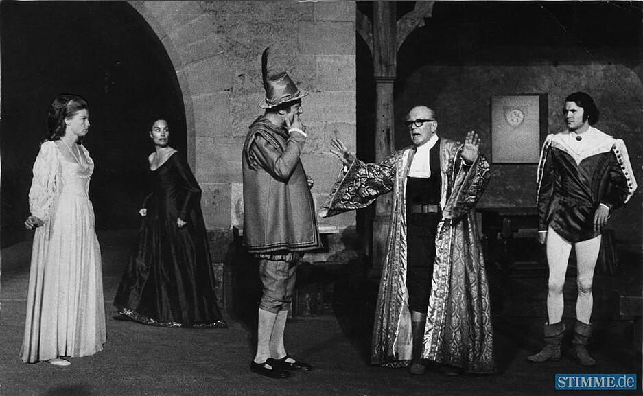 1970 ist der Burghof in Jagsthausen Schauplatz für ein zweites Stück: Unter der Regie von Peter Jacob spielen Ellen Schwiers (2.v.l) und Joachim Böse die Hauptrollen in "Der Widerspenstigen Zähmung" .