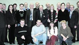 Die geehrten Blutspender mit Bürgermeister Johannes Hauser (links), dem DRK-Vorsitzenden Claus Rehder (rechts) sowie mit Peter Conze und Reinhart Boger (Mitte stehend), die die Landesehrennadel bekamen. (Foto: Gabi Muth) Die geehrten Blutspender mit Bürgermeister Johannes Hauser (links), dem DRK-Vorsitzenden Claus Rehder (rechts) sowie mit Peter Conze und Reinhart Boger (Mitte stehend), die die Landesehrennadel bekamen. (Foto: Gabi Muth)