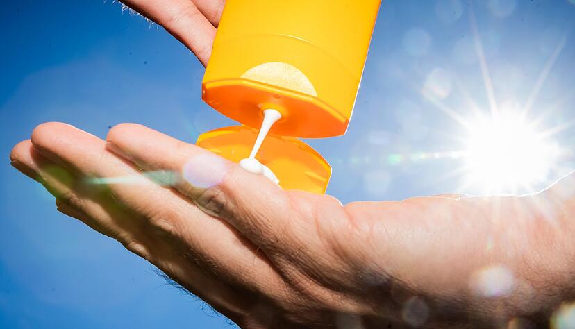 Es kann sich gar nicht genug eingecremt werden, finde viele jüngere Menschen, aber auch hautbewusste Ältere. Es kann sich gar nicht genug eingecremt werden, finde viele jüngere Menschen, aber auch hautbewusste Ältere.