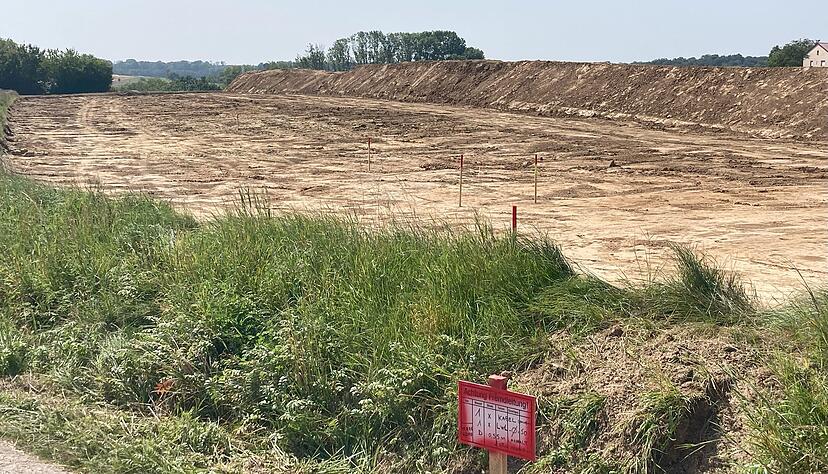 Der Mutterboden ist bereits abgetragen. Auf dem 34 Meter breiten Streifen werden im nächsten Abschnitt die Rohre an die richtige Stelle gelegt. Der Mutterboden ist bereits abgetragen. Auf dem 34 Meter breiten Streifen werden im nächsten Abschnitt die Rohre an die richtige Stelle gelegt.