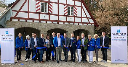 Am Montag können die ersten Gäste in der Tagespflege im Heinsheimer Schloss begrüßt werden. Zur Eröffnung kamen nicht nur die Stadtoberhäupter der vier Kommunen des Einzugsgebiets. Auch die neuen Teammitglieder waren vor Ort. Foto: Elfi Hofmann