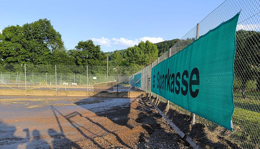 Bangen beim TC Ingelfingen: Zwei Tennisplätze wurden wohl komplett zerstört, bei den anderen vier muss die Zeit zeigen, wie schwer der Schaden ist. Bangen beim TC Ingelfingen: Zwei Tennisplätze wurden wohl komplett zerstört, bei den anderen vier muss die Zeit zeigen, wie schwer der Schaden ist.