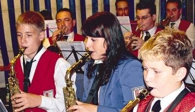 Da kommt Freude auf: Mehr als die Hälfte der Musiker der Besetzung des Musikvereins Stein, die in Neudenau debütierten, sind junge Leute, die mit Begeisterung ihr Instrument lernen.Foto: Manfred Dod
