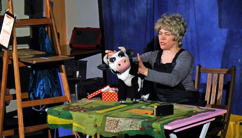 Anke Scholz vom Theater Artisjok begeistert mit ihren Tieren und spannenden Geschichten die Kinder in der Stadtbücherei.Foto: Leonore Welzin