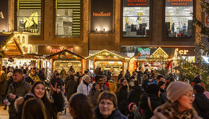 Der Weihnachtsmarkt soll auch den Einzelhandel beleben. Bisher macht sich das nicht in allen Gesch&auml;ften bemerkbar.
