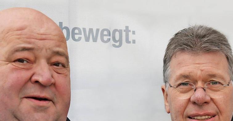 Sind ein eingespieltes Team: Vorsitzender Karlheinz Weidmann (links) und Jugendkoordinator Karl "Charly" Brand vom FSV Hollenbach. Foto: privat Sind ein eingespieltes Team: Vorsitzender Karlheinz Weidmann (links) und Jugendkoordinator Karl "Charly" Brand vom FSV Hollenbach. Foto: privat