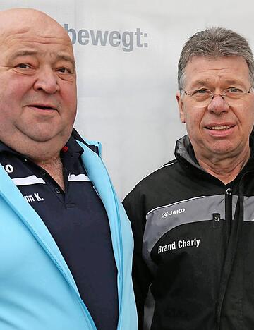 Sind ein eingespieltes Team: Vorsitzender Karlheinz Weidmann (links) und Jugendkoordinator Karl "Charly" Brand vom FSV Hollenbach. Foto: privat Sind ein eingespieltes Team: Vorsitzender Karlheinz Weidmann (links) und Jugendkoordinator Karl "Charly" Brand vom FSV Hollenbach. Foto: privat