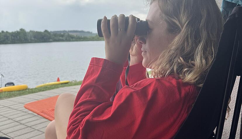 H&ouml;chste Konzentration ist gefragt. &Auml;rztin und Rettungsschwimmerin Melanie Sch&auml;fer beh&auml;lt den Badebereich im Blick.