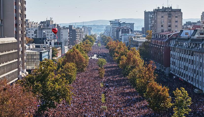 Zehntausende gedachten der 16 Opfer des Einsturzes des Bahnhofsvordachs in Novi Sad vor genau einem Jahr. Zehntausende gedachten der 16 Opfer des Einsturzes des Bahnhofsvordachs in Novi Sad vor genau einem Jahr.