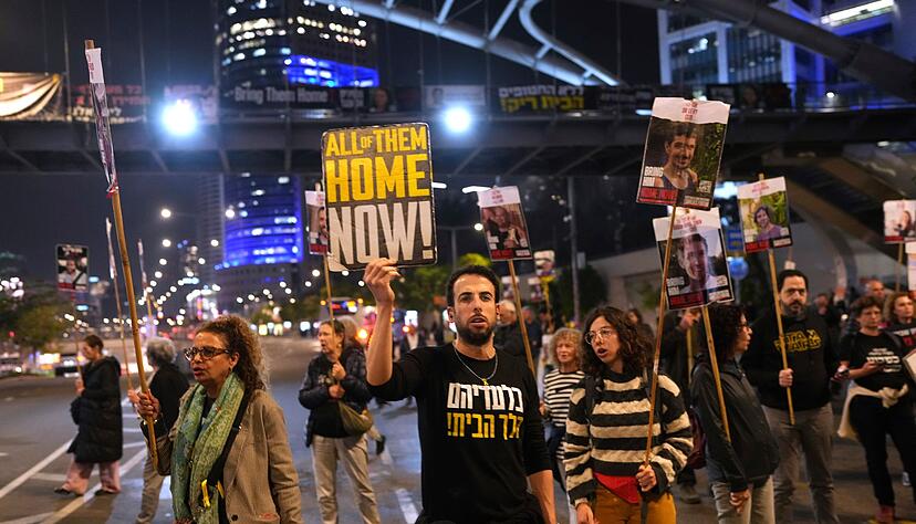 Angeh&ouml;rige von Geiseln in Tel Aviv demonstrieren seit Monaten f&uuml;r deren Freilassung.