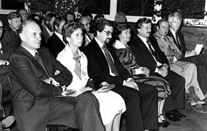 Vor 40 Jahren: Harry Brunnet (3.v.l.) bei seiner Einsetzung zum Bürgermeister der Gemeinde Hardthausen am 21. August 1978. Foto: Archiv/Schäffler Vor 40 Jahren: Harry Brunnet (3.v.l.) bei seiner Einsetzung zum Bürgermeister der Gemeinde Hardthausen am 21. August 1978. Foto: Archiv/Schäffler