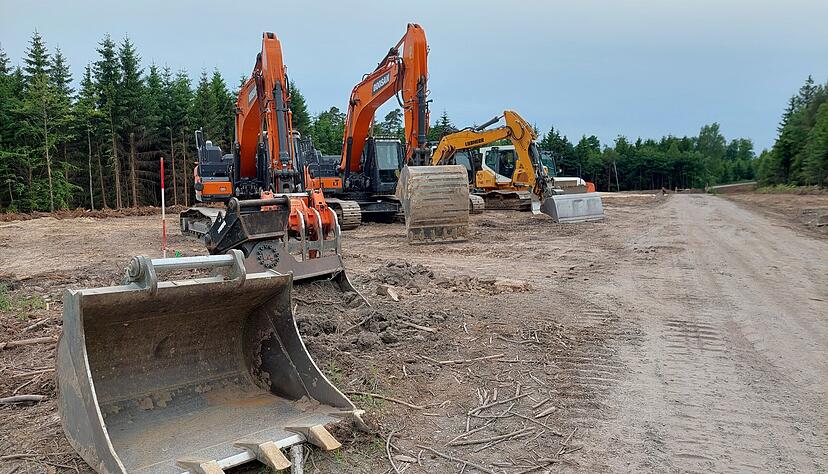 Entlang der Forststraße auf dem Höhenzug der Karlsfurtebene hat Abo Energy die Flächen gerodet und planiert, auf denen Windräder entstehen sollen. Entlang der Forststraße auf dem Höhenzug der Karlsfurtebene hat Abo Energy die Flächen gerodet und planiert, auf denen Windräder entstehen sollen.