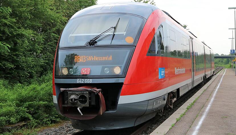 Die Hohenlohebahn ist zwischen Cappel und Hessental nicht elektrifiziert. Die Kreise Hohenlohe und Hall werden im Herbst eine Machbarkeitsstudie vergeben.
Fotos: Reichert Die Hohenlohebahn ist zwischen Cappel und Hessental nicht elektrifiziert. Die Kreise Hohenlohe und Hall werden im Herbst eine Machbarkeitsstudie vergeben.
Fotos: Reichert