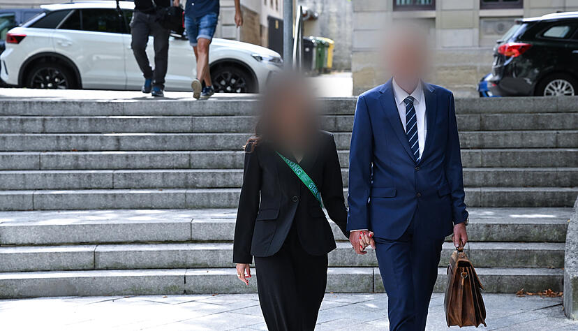 Im Prozess gegen den Inspekteur der Polizei geht der Angeklagte (r) mit seiner Frau vor der Urteilsverkündung zum Gericht. Im Prozess gegen den Inspekteur der Polizei geht der Angeklagte (r) mit seiner Frau vor der Urteilsverkündung zum Gericht.