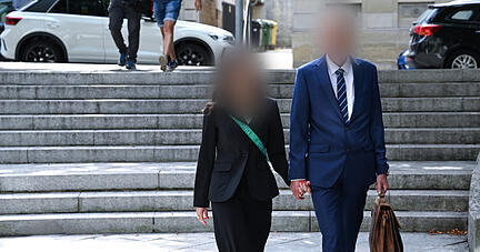 Im Prozess gegen den Inspekteur der Polizei geht der Angeklagte (r) mit seiner Frau vor der Urteilsverkündung zum Gericht. Im Prozess gegen den Inspekteur der Polizei geht der Angeklagte (r) mit seiner Frau vor der Urteilsverkündung zum Gericht.