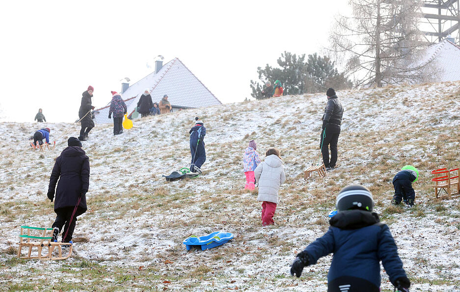 Bei Schnee wird der beliebte Hang zum Treffpunkt f&uuml;r Schlittenfahrer und Familien.