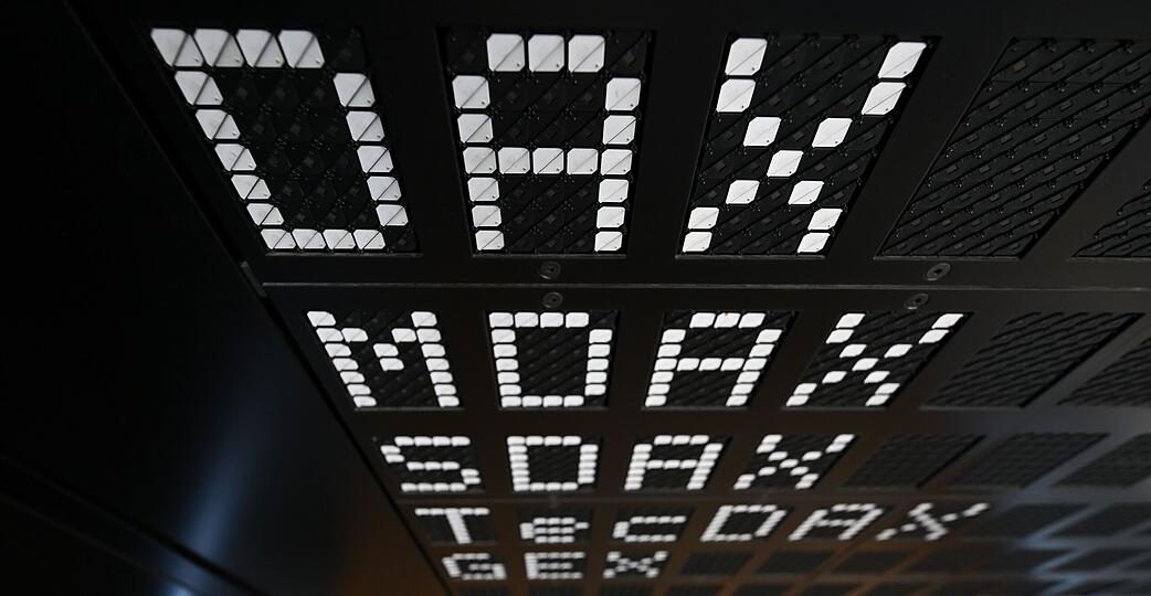 Die Indizes der Deutschen B&ouml;rse sind auf einer Anzeigetafel im Handelssaal der Frankfurter Wertpapierb&ouml;rse gelistet. (Archivbild)