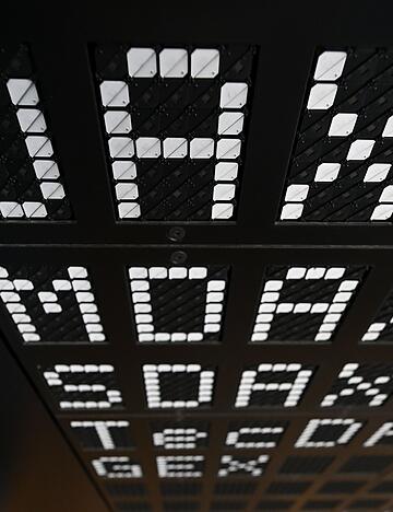 Die Indizes der Deutschen B&ouml;rse sind auf einer Anzeigetafel im Handelssaal der Frankfurter Wertpapierb&ouml;rse gelistet. (Archivbild)