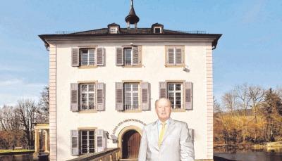 Jürgen Fischer hat mit seinen Auktionen das Trappenseeschlösschen in ganz Europa zu einer bekannten Adresse für Glaskunst gemacht.Foto: Andreas Veigel