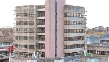 Der Turm des Wollhaus-Zentrums ist eingerüstet. Ein Gutachter untersucht in den kommenden Tagen die bröslig gewordene Platten-Fassade.Foto: Mario Berger