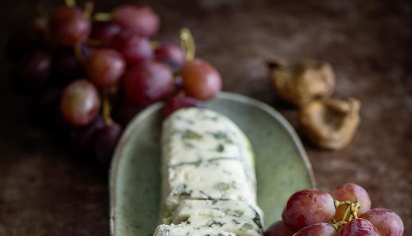 Beim Aufschneiden der Roquefort-Terrine kommen deren Schichten gut zur Geltung.