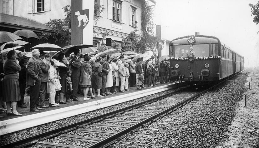 Bei Regenwetter trifft am 27. September 1964 der erste Schienenbus der
„neuen“ Zabergäubahn in Brackenheim ein.
