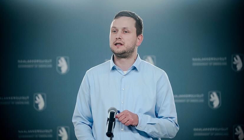 Eine Annexion über Nacht hält der grönländische Regierungschef Jens Frederik Nielsen für unwahrscheinlich. Eine Annexion über Nacht hält der grönländische Regierungschef Jens Frederik Nielsen für unwahrscheinlich.