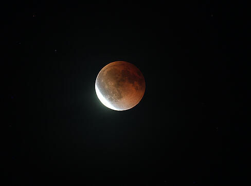Die totale Mondfinsternis ist am Sonntagabend deutlich zu sehen, wie hier in Heuchlingen im Landkreis Heilbronn. Die totale Mondfinsternis ist am Sonntagabend deutlich zu sehen, wie hier in Heuchlingen im Landkreis Heilbronn.
