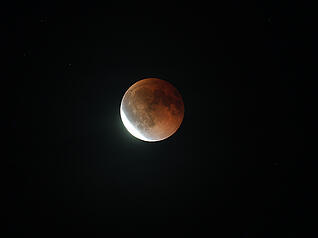 Die totale Mondfinsternis ist am Sonntagabend deutlich zu sehen, wie hier in Bad Friedrichshall-Heuchlingen im Landkreis Heilbronn.