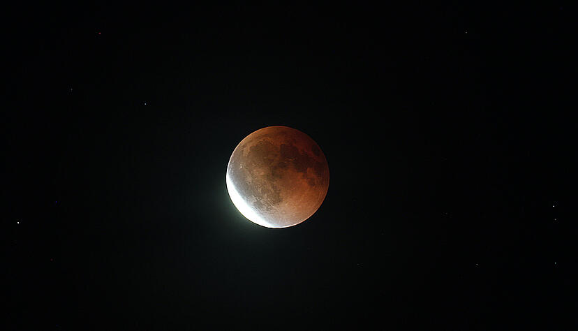 Die totale Mondfinsternis ist am Sonntagabend deutlich zu sehen, wie hier in Bad Friedrichshall-Heuchlingen im Landkreis Heilbronn.