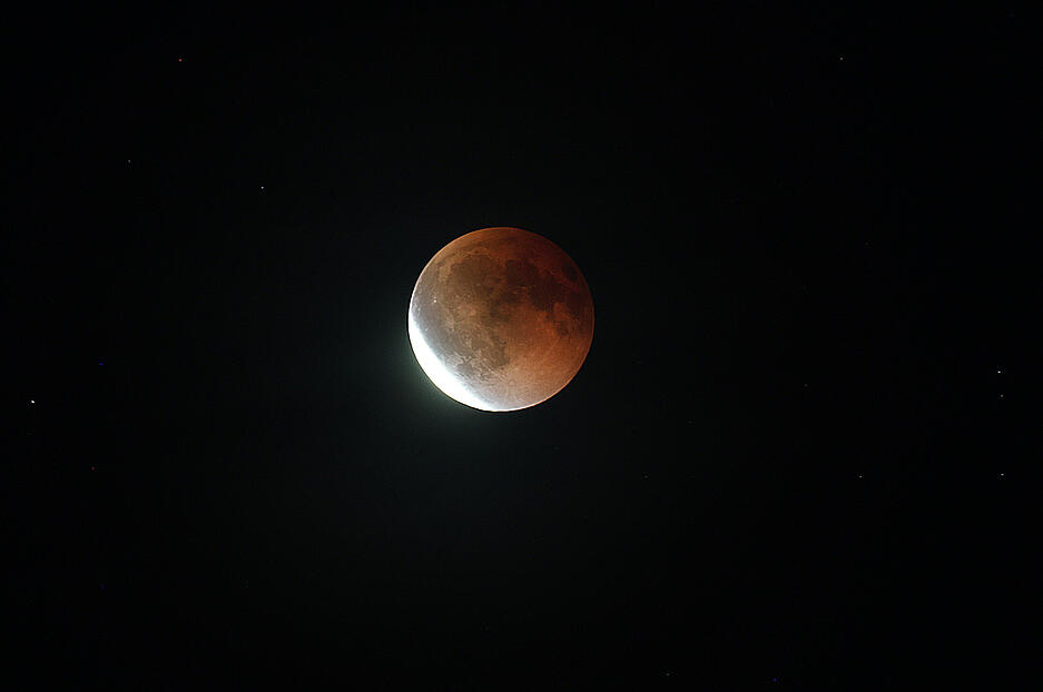 Die totale Mondfinsternis ist am Sonntagabend deutlich zu sehen, wie hier in Bad Friedrichshall-Heuchlingen im Landkreis Heilbronn.