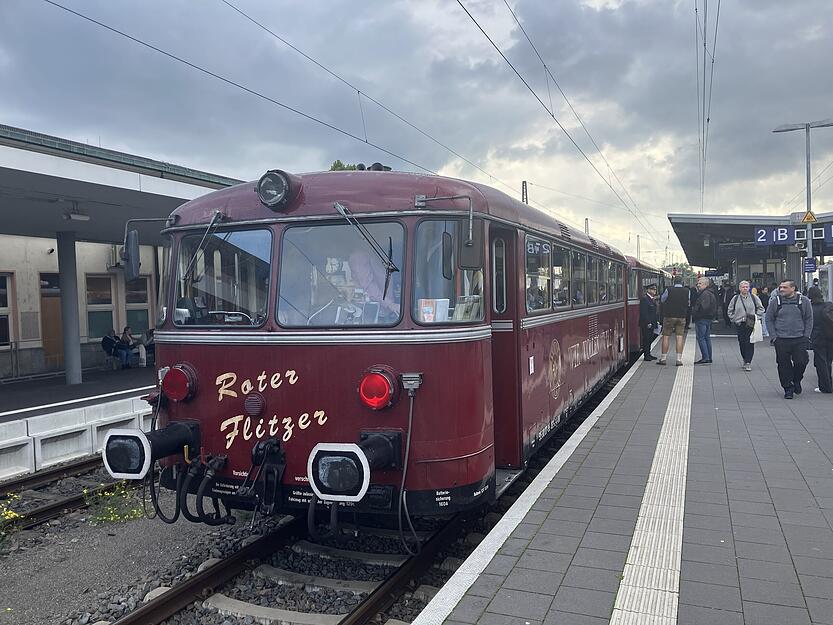 Der knallrote Zug, der die Reisenden von Heilbronn zum Cannstatter Volksfest chauffiert, ist in der Region ein alter Bekannter. 