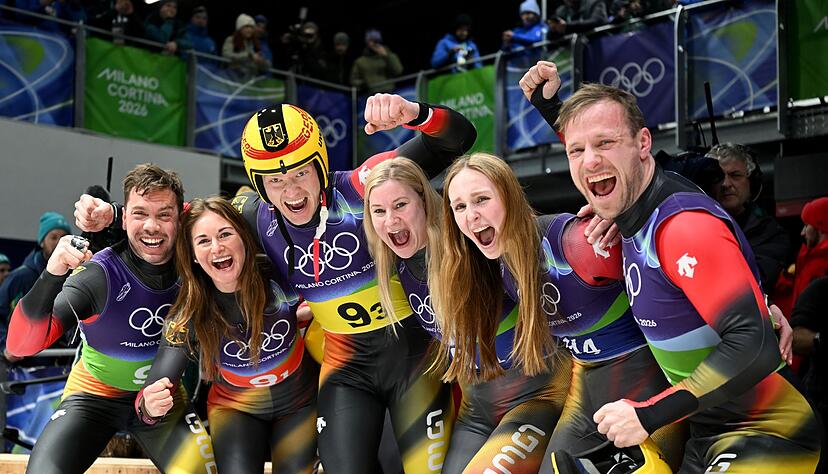 Der Gold-Ritt zum Rekord: Das Duo Tobias Wendl (ganz links) und Tobias Arlt (ganz rechts) feiert mit der deutschen Rodel-Staffel. (Archivbild) Der Gold-Ritt zum Rekord: Das Duo Tobias Wendl (ganz links) und Tobias Arlt (ganz rechts) feiert mit der deutschen Rodel-Staffel. (Archivbild)