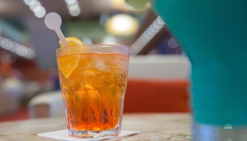 Wer am Airport festh&auml;ngt, braucht wom&ouml;glich erstmal einen Drink.