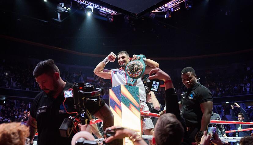 Pr&auml;sentiert seinen Interimsg&uuml;rtel: Boxprofi Agit Kabayel.