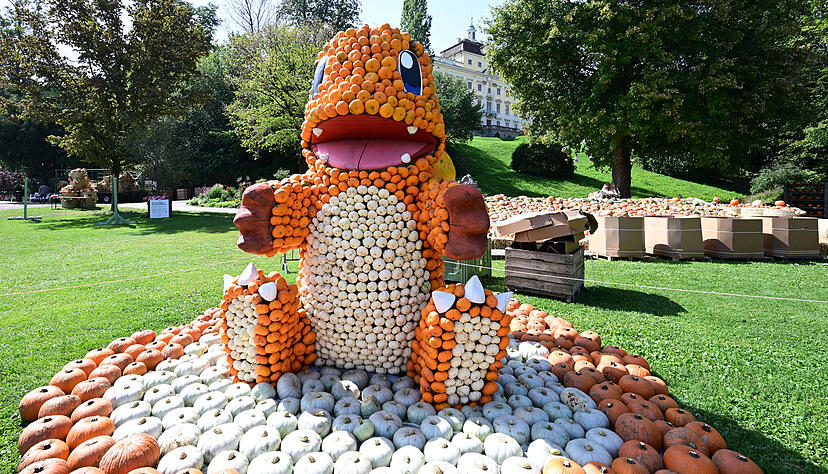 Eine Pokemon-Figur aus K&uuml;rbissen ist im Park im Bl&uuml;henden Barock in Ludwigsburg aufgebaut. Noch bis 3. Dezember kann die K&uuml;rbisausstellung  im Schlosspark besucht werden.