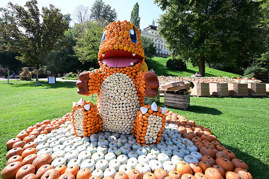 Eine Pokemon-Figur aus K&uuml;rbissen ist im Park im Bl&uuml;henden Barock in Ludwigsburg aufgebaut. Noch bis 3. Dezember kann die K&uuml;rbisausstellung  im Schlosspark besucht werden.