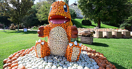 Eine Pokemon-Figur aus K&uuml;rbissen ist im Park im Bl&uuml;henden Barock in Ludwigsburg aufgebaut. Noch bis 3. Dezember kann die K&uuml;rbisausstellung  im Schlosspark besucht werden.