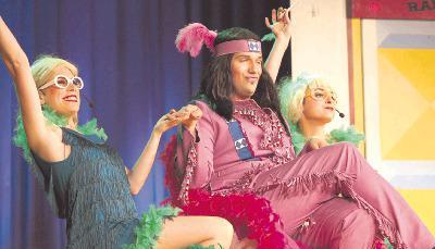 Klamauk &agrave; la Bully Herbig: Benjamin Rick wackelt h&uuml;ftschwingend als Winnetouch &uuml;ber die B&uuml;hne seiner Puder-Rosa-Ranch.Foto: Stefanie Pf&auml;ffle