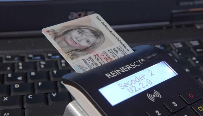 Will man den Personalausweis online verwenden, braucht man bisher ein spezielles Lesegerät. Bald könnte auch eine Nutzung per Smartphone möglich sein. Foto: dpa Will man den Personalausweis online verwenden, braucht man bisher ein spezielles Lesegerät. Bald könnte auch eine Nutzung per Smartphone möglich sein. Foto: dpa