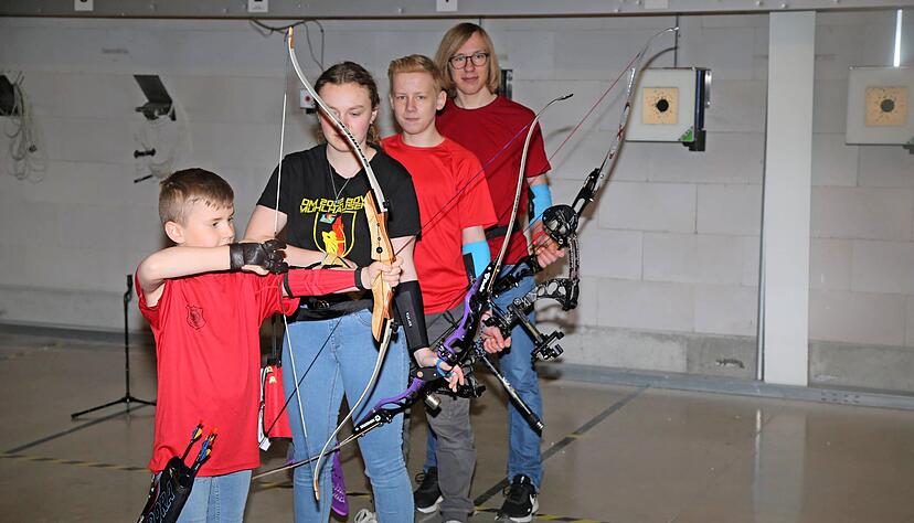 Domenick, Emilia, Max und Paul (von links) trainieren gemeinsam, wobei jeder Sportler einen anderen Bogen nutzt.   
Foto: Franz Theuer
