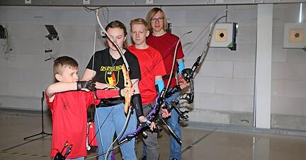 Domenick, Emilia, Max und Paul (von links) trainieren gemeinsam, wobei jeder Sportler einen anderen Bogen nutzt.   
Foto: Franz Theuer