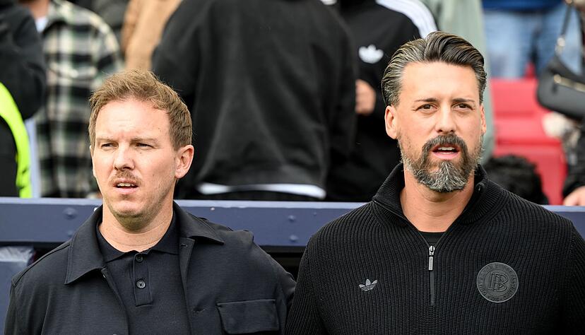 Vorm 0:2 gegen Frankreich singen Bundestrainer Julian Nagelsmann (l) und sein Assistent Sandro Wagner letztmals zusammen am Spielfeldrand die Nationalhymne.
