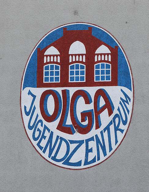 Das Olga Jugend- und Familienzentrum in Heilbronn ist heute Treffpunkt für Kinder, Jugendliche und Anwohner der Bahnhofsvorstadt. Seine Aufgabe ist es, Besucher und Besucherinnen in ihrer individuellen, persönlichen und sozialen Entwicklung zu fördern. Es ist eine Einrichtung der Stadt Heilbronn und dem Amt für Familie, Jugend und Senioren zugeordnet. Das Olga Jugend- und Familienzentrum in Heilbronn ist heute Treffpunkt für Kinder, Jugendliche und Anwohner der Bahnhofsvorstadt. Seine Aufgabe ist es, Besucher und Besucherinnen in ihrer individuellen, persönlichen und sozialen Entwicklung zu fördern. Es ist eine Einrichtung der Stadt Heilbronn und dem Amt für Familie, Jugend und Senioren zugeordnet.