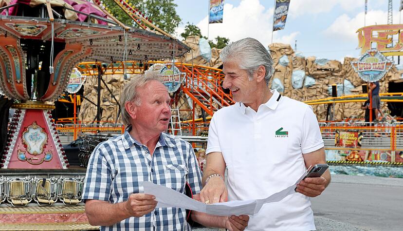 Platzmeister Gerhard Drodofsky und Festwirt Karl Maier mit ihrem ausgetüftelten Stellplatzplan für 100 Schausteller.
